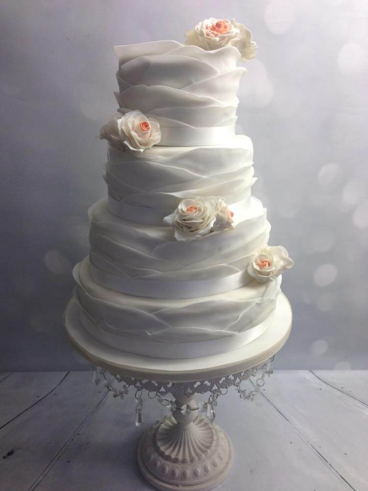 Bruidstaart jurk rozen